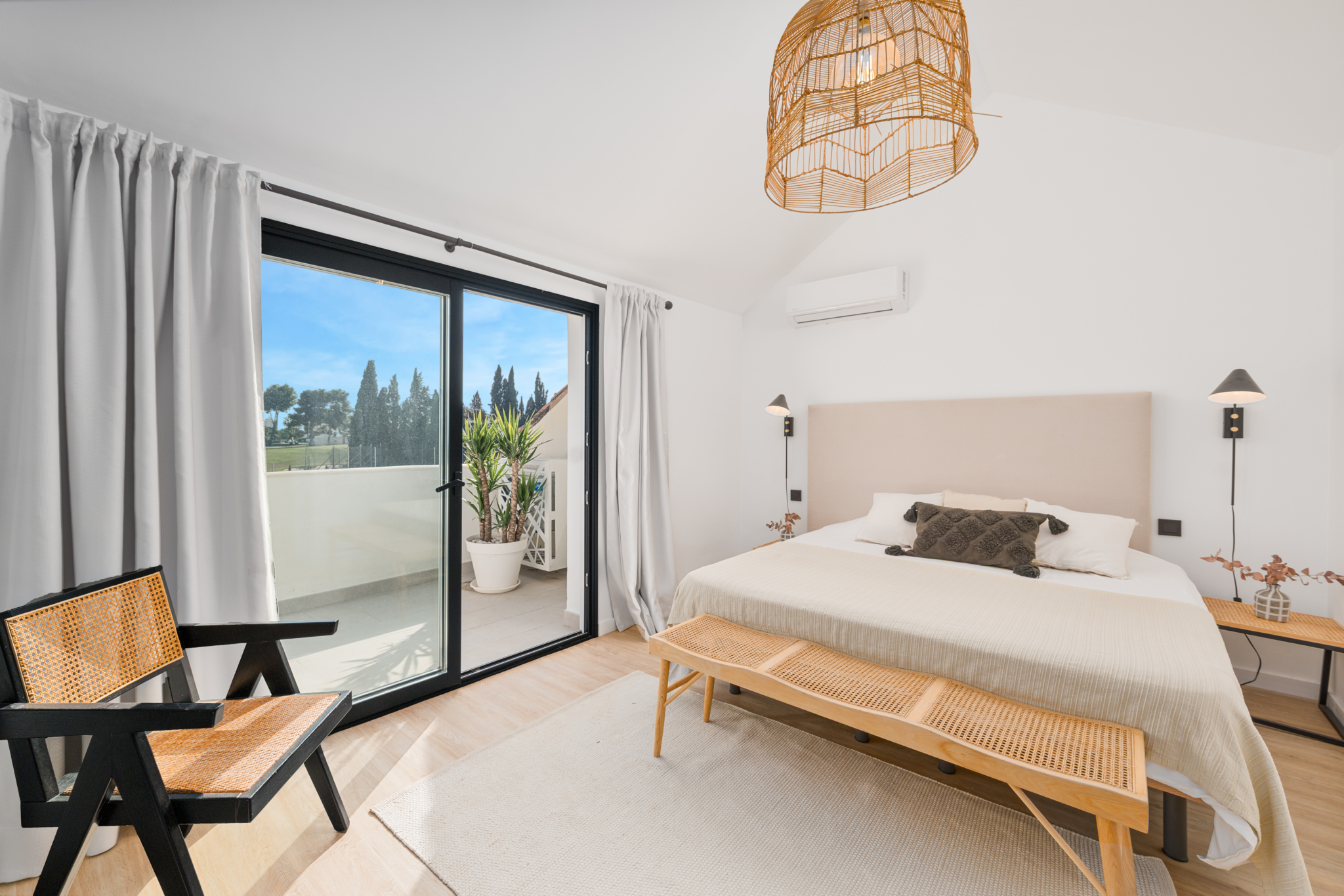 Bright bedroom with king-size bed and terrace access at Los Pinos de Aloha, Marbella