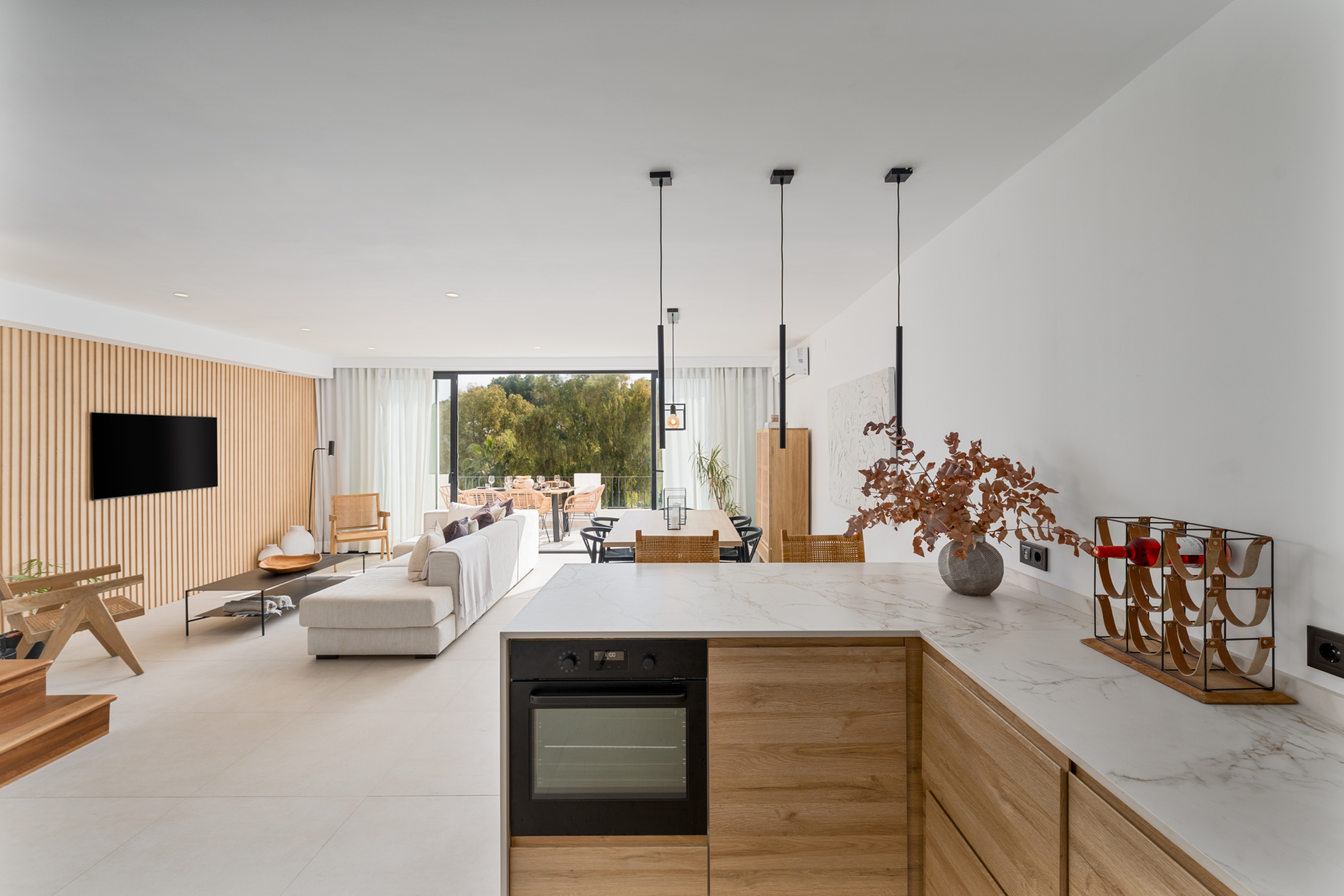 Spacious open-plan kitchen and living room with modern design at Los Pinos de Aloha, Marbella.