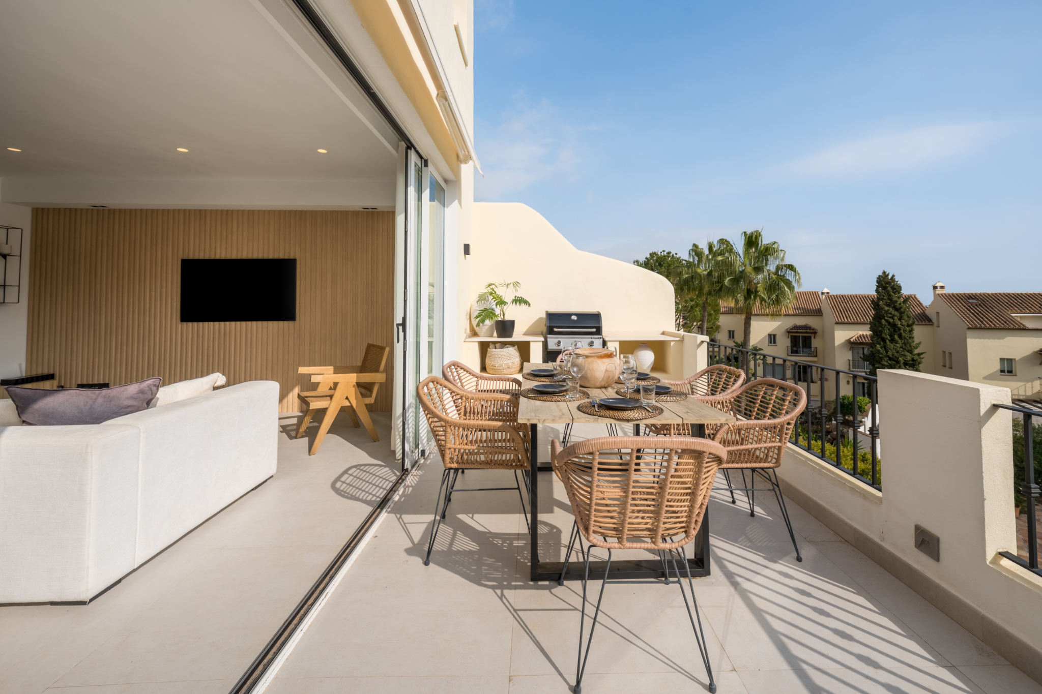 Modern terrace with outdoor dining area and open-plan living room in Los Pinos de Aloha, Marbella