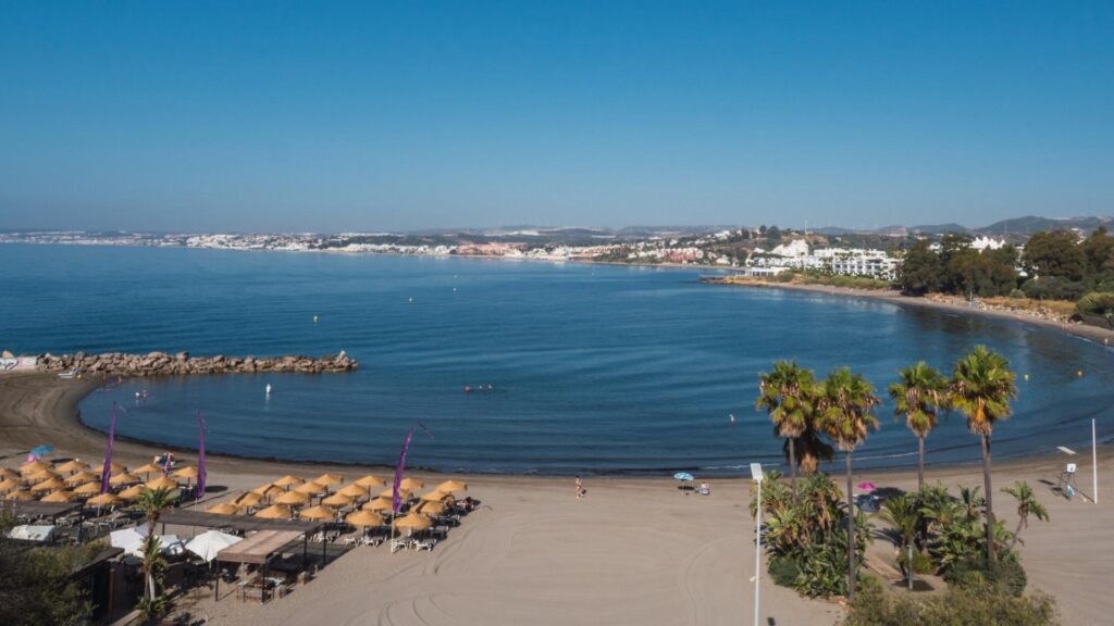 Peaceful beach and coastal neighborhood in Estepona, ideal for families seeking safe and Family-Friendly Neighborhoods in Estepona, offering attractive areas to live in southern Spain.