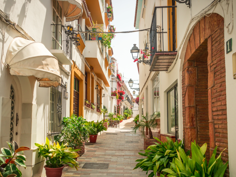 Traditional Andalusian street in Marbella, Costa del Sol – illustrating property purchase requirements and highlighting the legal requirements in Marbella – Quintessentia Property Advisors.