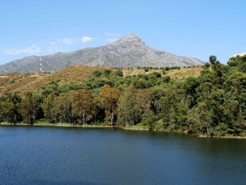 Lake and mountain view in Nueva Andalucía, Marbella, reflecting the area’s natural beauty and strong appeal for property buyers in southern Spain, showcasing the lifestyle that drives interest in the Property Market in Nueva Andalucia.